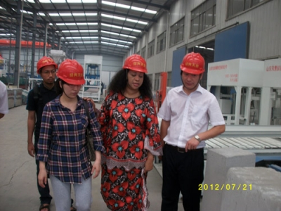 2012.7.21日坦桑尼亞總統(tǒng)夫人來我公司參觀指導、洽談合作