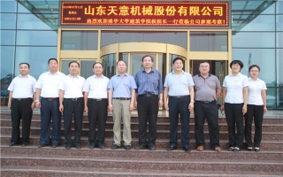 清華大學(xué)建筑設(shè)計研究院副院長、研究員侯建群蒞臨