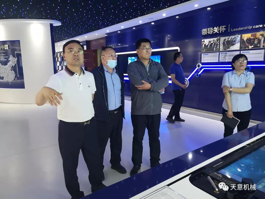 哈爾濱工業(yè)大學(xué)張教授、于教授蒞臨天意機(jī)械就智能焊接技術(shù)進(jìn)行交流指導(dǎo)